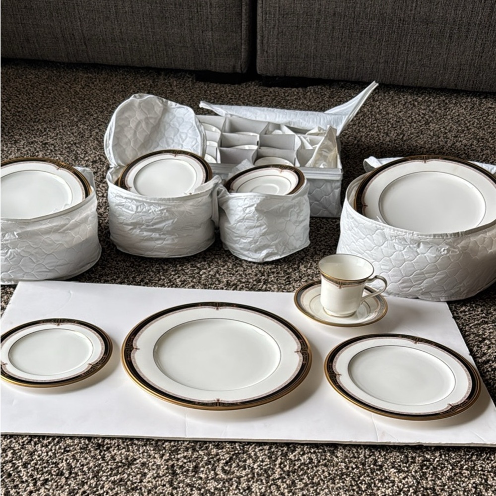 Noritake Bone China sable & gold Set for 8